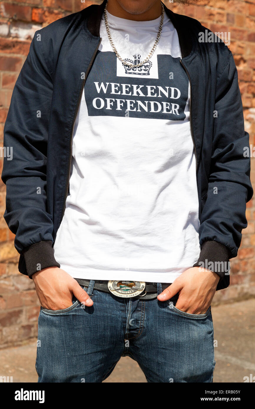 Teenager tragen ein "Wochenende Täter" T.shirt in Großbritannien. Stockfoto