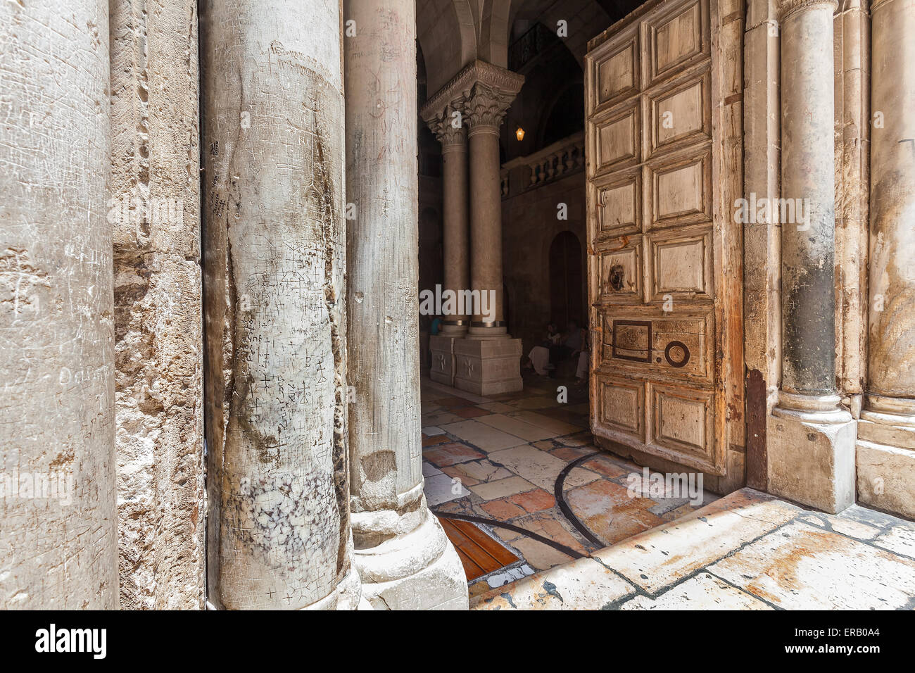 Marmorsäulen und alte Holztür am Eingang der Kirche des Heiligen Grabes in Jerusalem, Israel. Stockfoto