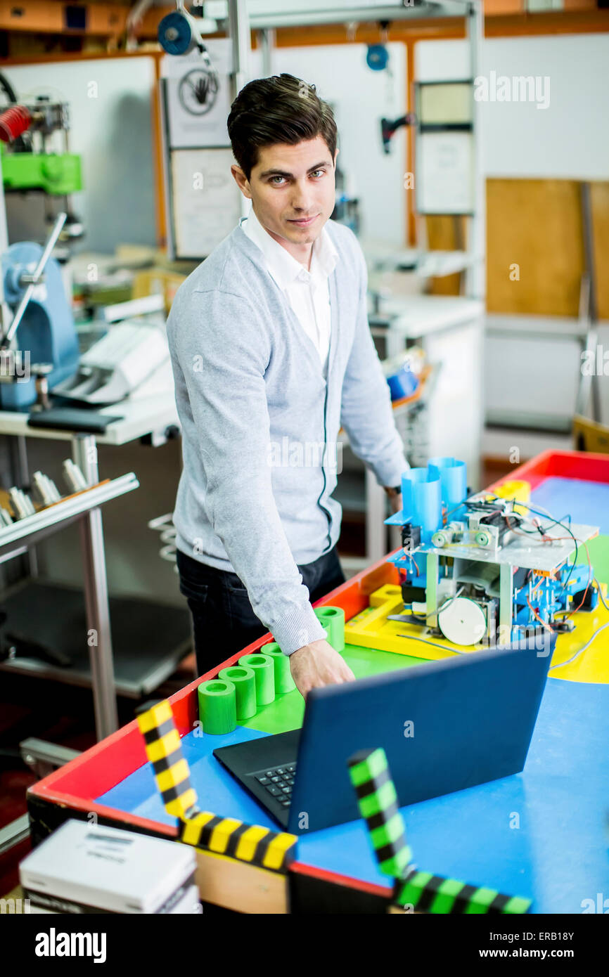 Ingenieur in der Fabrik Stockfoto