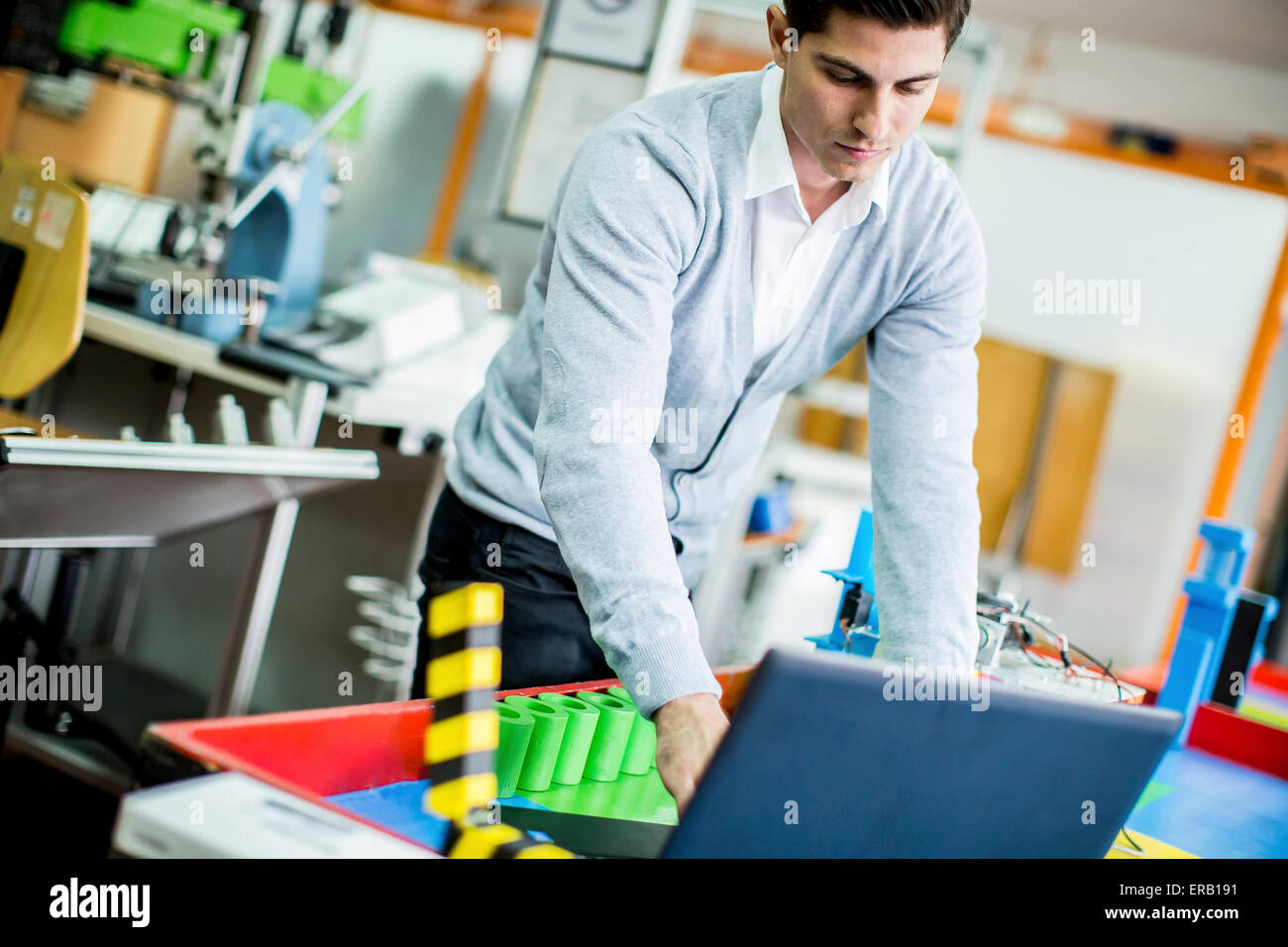 Ingenieur in der Fabrik Stockfoto