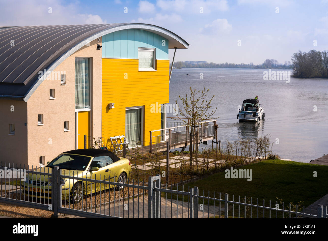 Niederlande, Maasbommel, Hochwasser geschützten Amphibien Häuser an der Maas Stockfoto