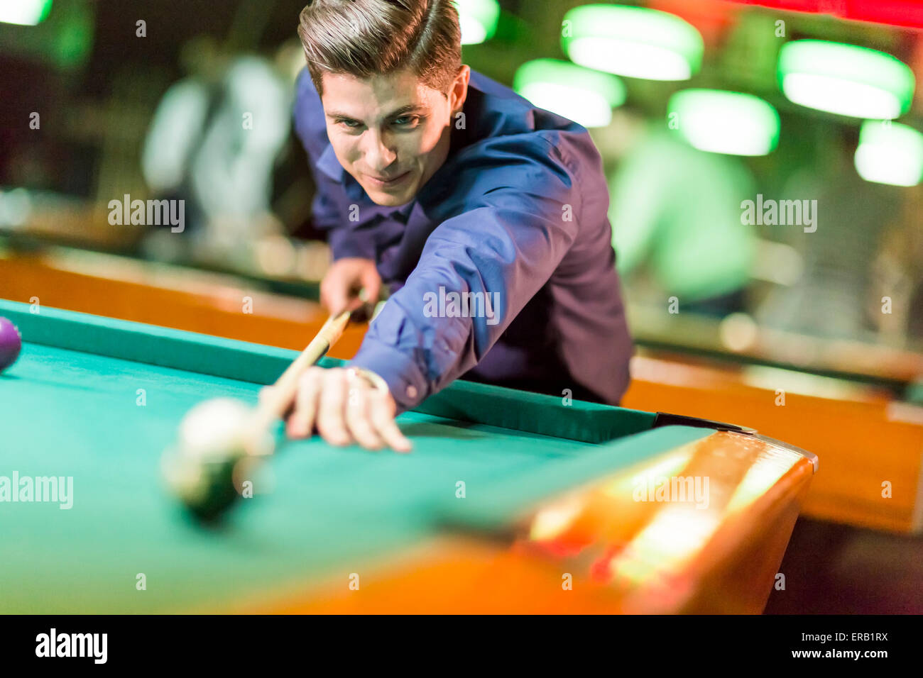 Junger Mann, Billard spielen Stockfoto