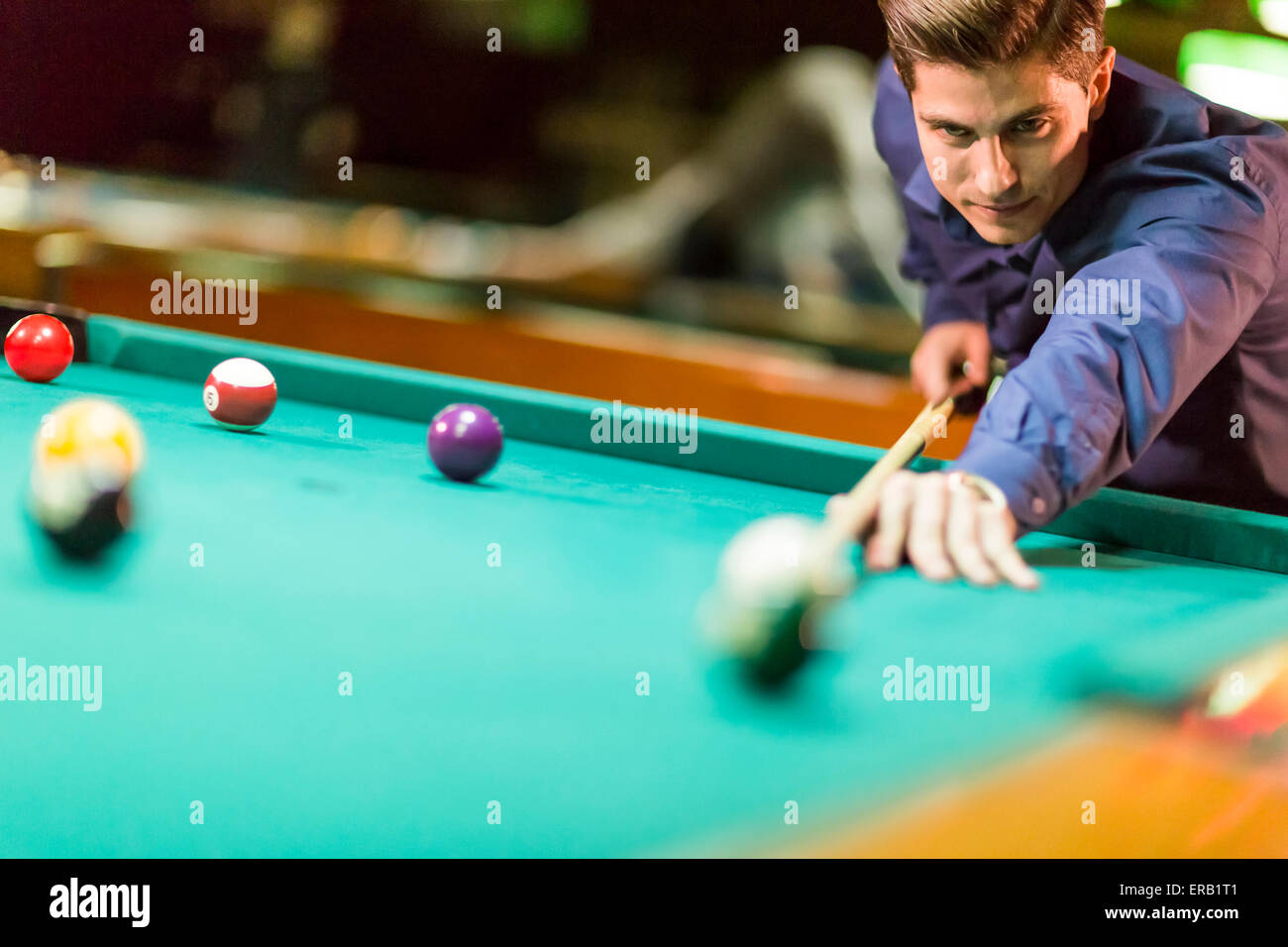 Junger Mann, Billard spielen Stockfoto