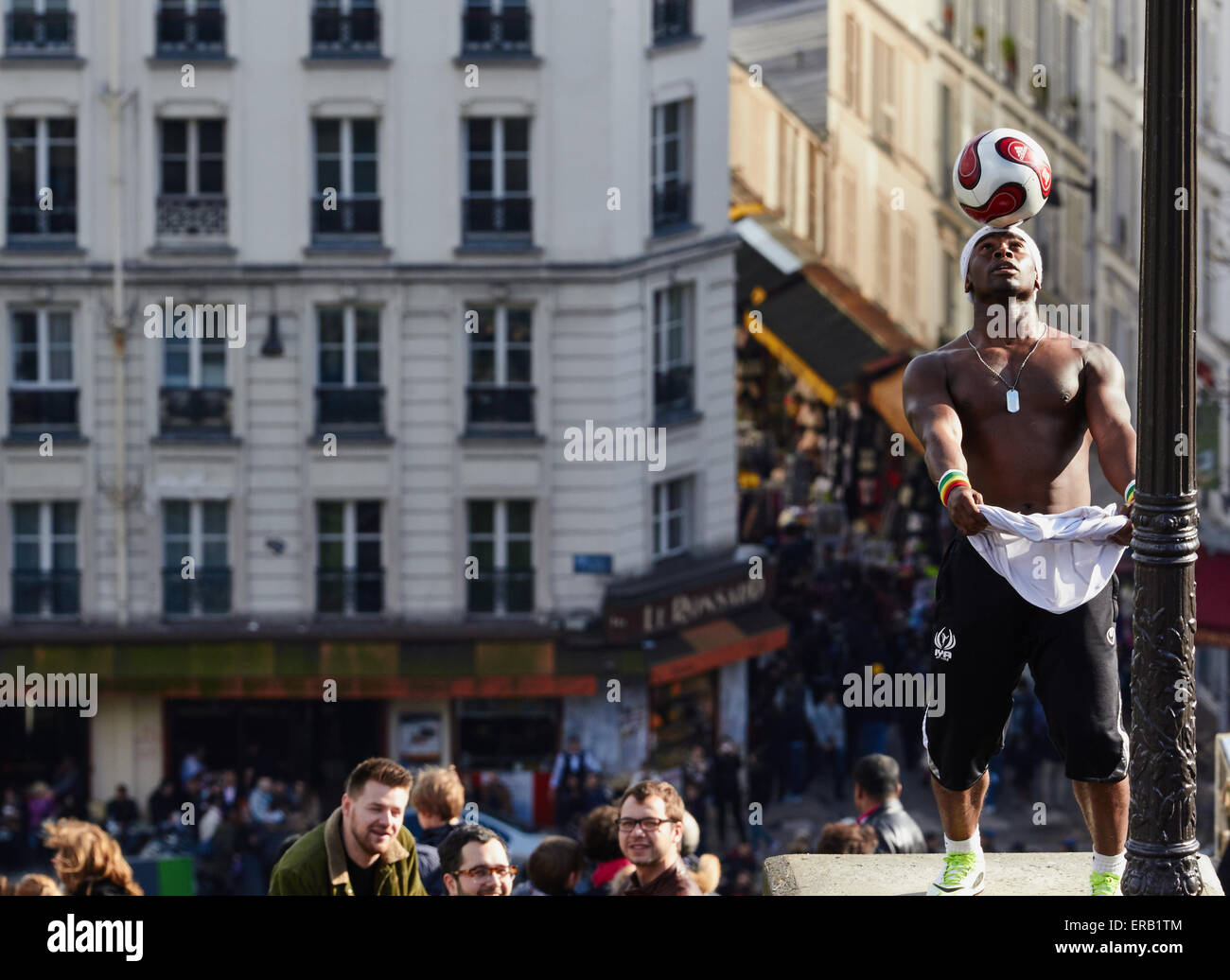 Straßenkünstler, Ausgleich von einem Fußball am Kopf Montmartre Paris Frankreich Europa Stockfoto