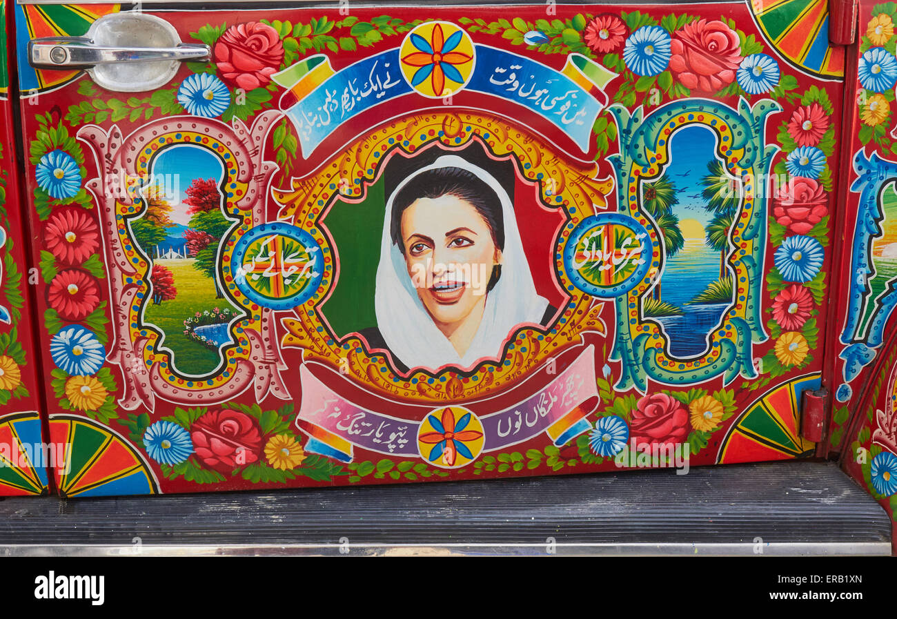 VW Käfer im traditionellen Stil der pakistanischen LKW Kunst, hier mit dem Gesicht des ermordeten Politikerin Benazir Bhutto gemalt Stockfoto