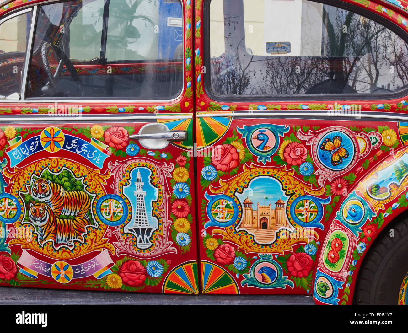 Original VW-Käfer im extravaganten hell farbigen Stil der pakistanischen LKW Kunst Montmartre Paris gemalt Stockfoto