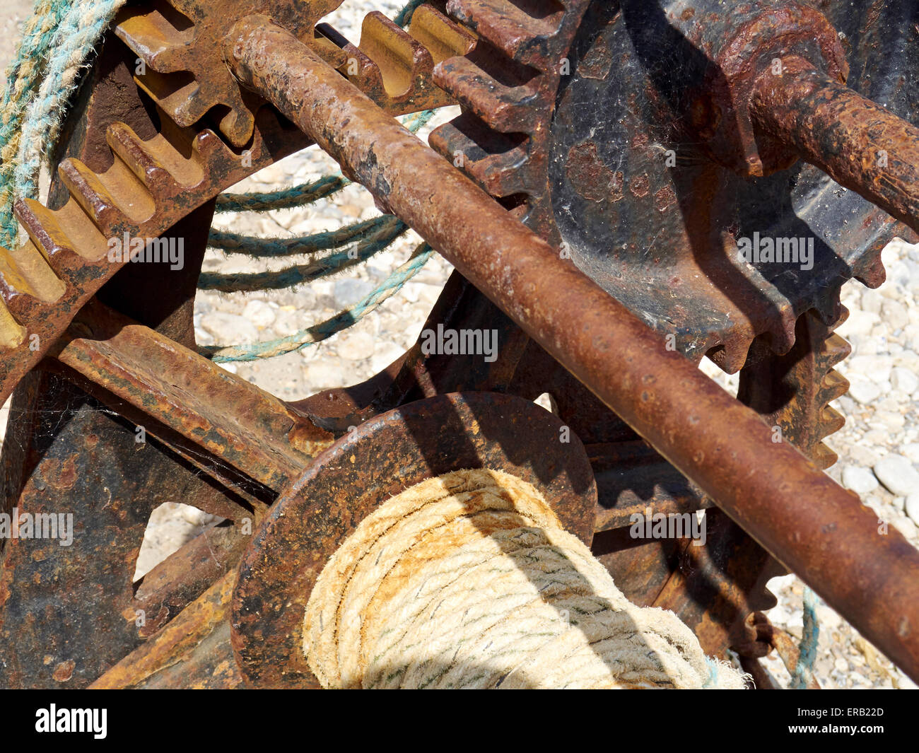 Rosten Zahnräder eines Fischers Winde mit Meer getragen Seil an einem Kiesstrand. Stockfoto