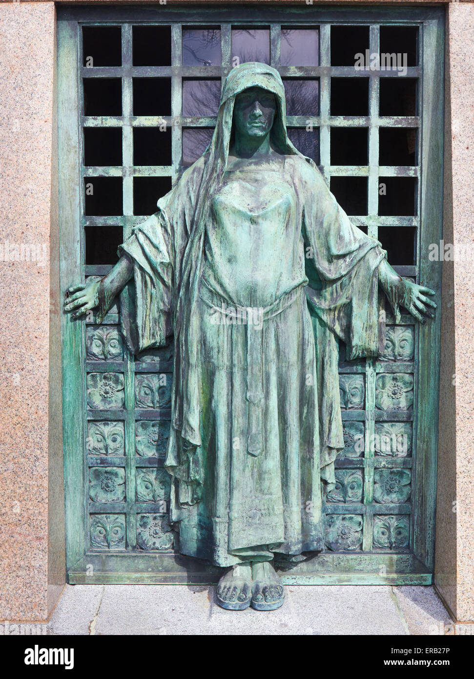 Eine verhüllte Gestalt umgeben von geschnitzte Eule Flächen schützen den Eingang zum Grab Friedhof Pere Lachaise Paris Frankreich Europa Stockfoto