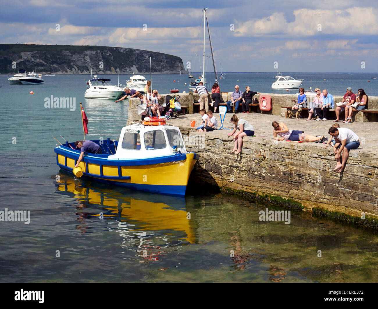 Kinder und Erwachsene vom Stein Pier am Meer bei Swanage, Dorset während ein Feiertagswochenende Verdrehungen. Stockfoto
