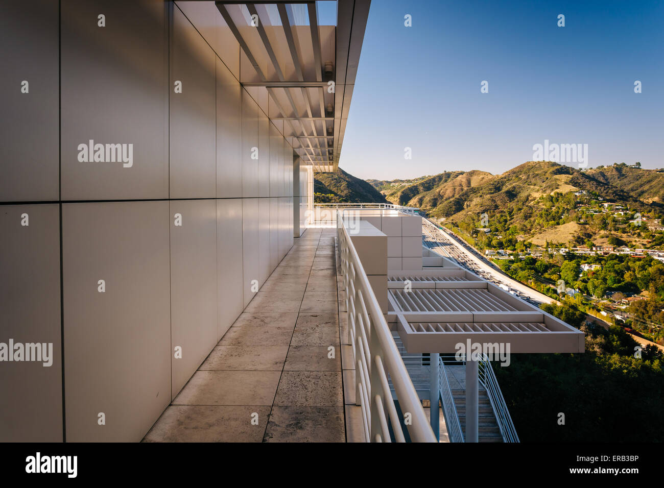 Moderne Architektur und Blick auf die 405 Freeway aus dem Getty Center in Brentwood, Los Angeles, Kalifornien. Stockfoto