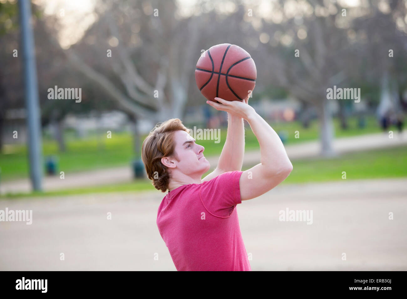junger Mann spielen Basketball auf einem sportsfield Stockfoto