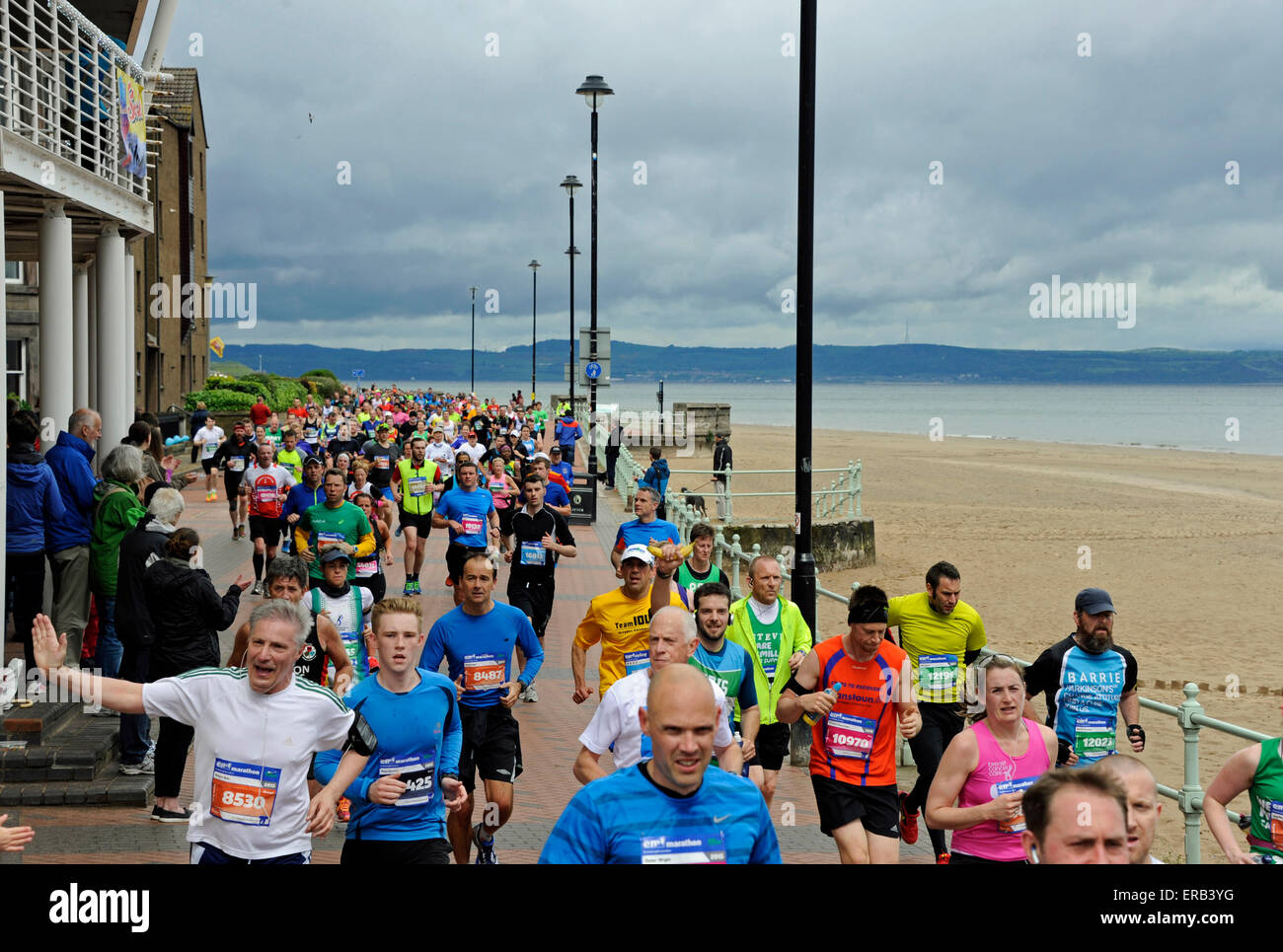 Edinburgh, UK. 31. Mai 2015. Portobello Strandpromenade, Schottland. Jetzt im 13. Jahr findet diese beliebte und immer größer werdende Marathon-Festival statt in Schottlands Hauptstadt Edinburgh Castle als Kulisse. Weiter geht es durch East Lothian. Edinburgh Marathon gesellte Elite Straßenrennen der Welt im Jahr 2012 wird der erste Marathon in Schottland offiziell von der IAAF Leichtathletik Dachverband anerkannt werden. Die IAAF Bronze Label stellt das Rennen unter den Top 75 in der Welt, so dass es ein ganz wichtiges Element des Sportjahres für Läufer. Stockfoto