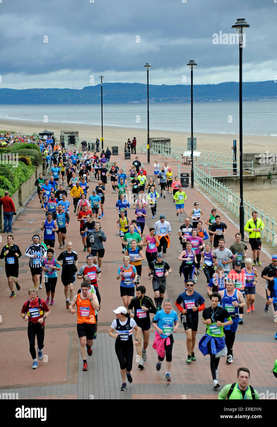 Edinburgh, UK. 31. Mai 2015. Portobello Strandpromenade, Schottland. Jetzt im 13. Jahr findet diese beliebte und immer größer werdende Marathon-Festival statt in Schottlands Hauptstadt Edinburgh Castle als Kulisse. Weiter geht es durch East Lothian. Edinburgh Marathon gesellte Elite Straßenrennen der Welt im Jahr 2012 wird der erste Marathon in Schottland offiziell von der IAAF Leichtathletik Dachverband anerkannt werden. Die IAAF Bronze Label stellt das Rennen unter den Top 75 in der Welt, so dass es ein ganz wichtiges Element des Sportjahres für Läufer. Stockfoto