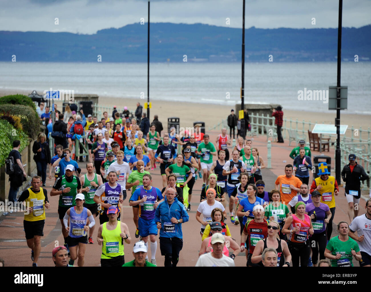 Edinburgh, UK. 31. Mai 2015. Portobello Strandpromenade, Schottland. Jetzt im 13. Jahr findet diese beliebte und immer größer werdende Marathon-Festival statt in Schottlands Hauptstadt Edinburgh Castle als Kulisse. Weiter geht es durch East Lothian. Edinburgh Marathon gesellte Elite Straßenrennen der Welt im Jahr 2012 wird der erste Marathon in Schottland offiziell von der IAAF Leichtathletik Dachverband anerkannt werden. Die IAAF Bronze Label stellt das Rennen unter den Top 75 in der Welt, so dass es ein ganz wichtiges Element des Sportjahres für Läufer. Stockfoto