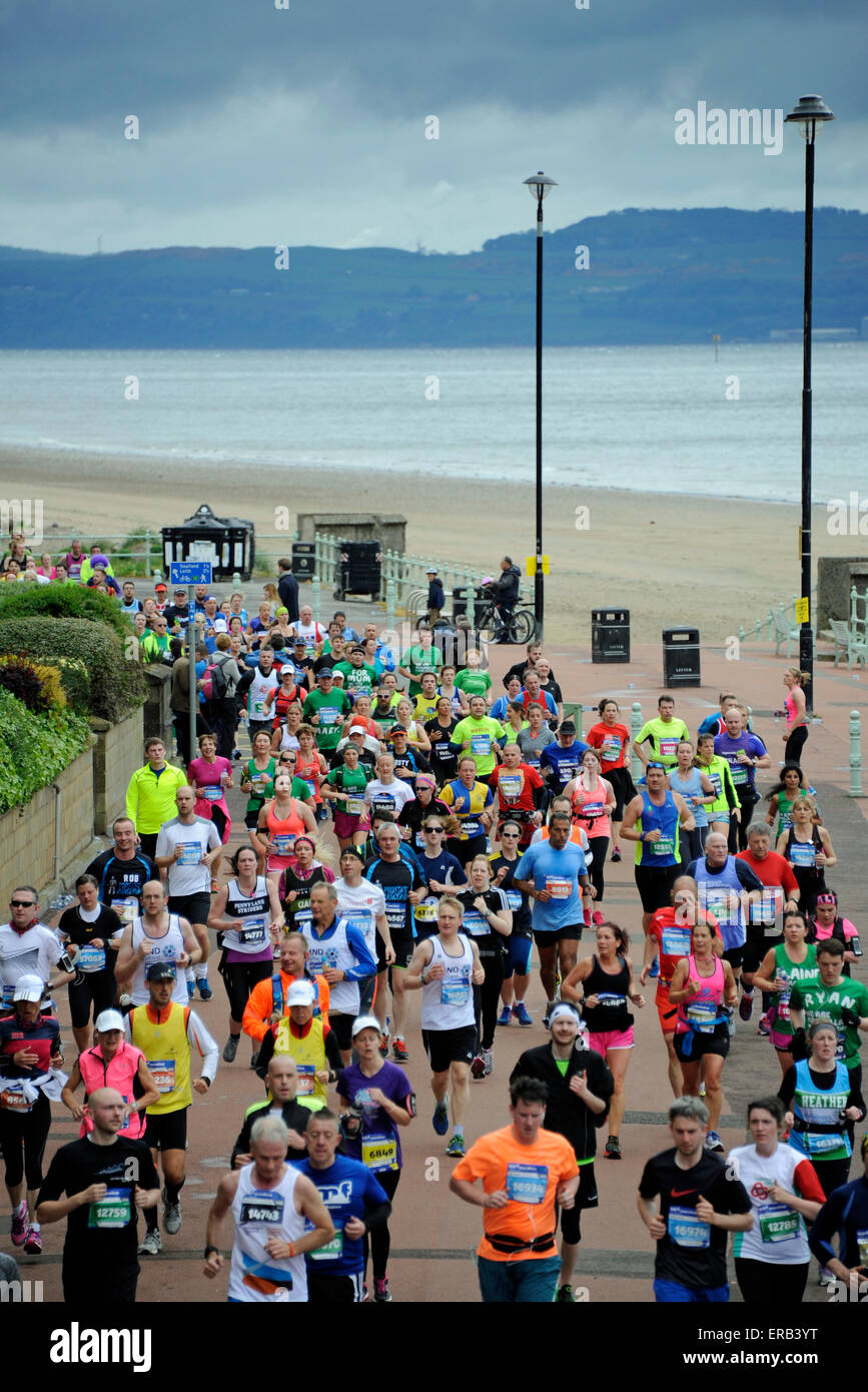 Edinburgh, UK. 31. Mai 2015. Portobello Strandpromenade, Schottland. Jetzt im 13. Jahr findet diese beliebte und immer größer werdende Marathon-Festival statt in Schottlands Hauptstadt Edinburgh Castle als Kulisse. Weiter geht es durch East Lothian. Edinburgh Marathon gesellte Elite Straßenrennen der Welt im Jahr 2012 wird der erste Marathon in Schottland offiziell von der IAAF Leichtathletik Dachverband anerkannt werden. Die IAAF Bronze Label stellt das Rennen unter den Top 75 in der Welt, so dass es ein ganz wichtiges Element des Sportjahres für Läufer. Stockfoto