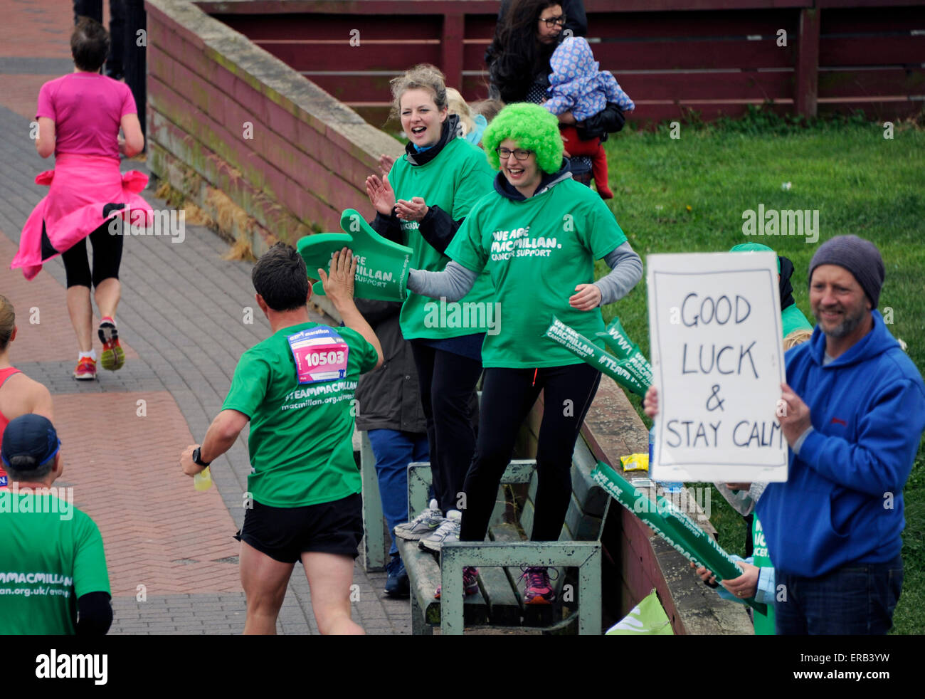 Edinburgh, UK. 31. Mai 2015. Portobello Strandpromenade, Schottland. Jetzt im 13. Jahr findet diese beliebte und immer größer werdende Marathon-Festival statt in Schottlands Hauptstadt Edinburgh Castle als Kulisse. Weiter geht es durch East Lothian. Edinburgh Marathon gesellte Elite Straßenrennen der Welt im Jahr 2012 wird der erste Marathon in Schottland offiziell von der IAAF Leichtathletik Dachverband anerkannt werden. Die IAAF Bronze Label stellt das Rennen unter den Top 75 in der Welt, so dass es ein ganz wichtiges Element des Sportjahres für Läufer. Stockfoto