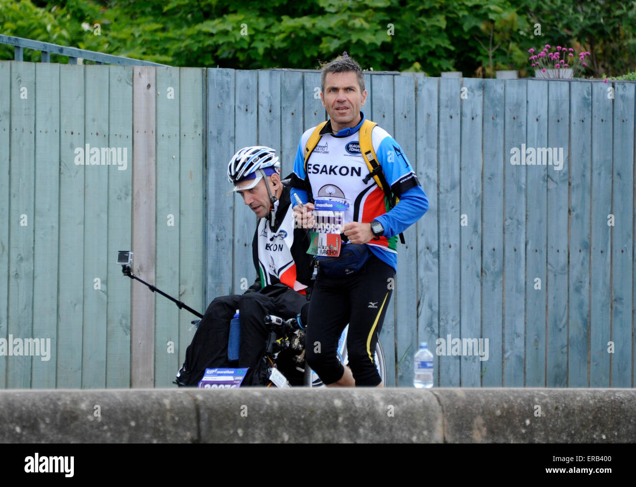 Edinburgh, UK. 31. Mai 2015. Portobello Strandpromenade, Schottland. Jetzt im 13. Jahr findet diese beliebte und immer größer werdende Marathon-Festival statt in Schottlands Hauptstadt Edinburgh Castle als Kulisse. Weiter geht es durch East Lothian. Edinburgh Marathon gesellte Elite Straßenrennen der Welt im Jahr 2012 wird der erste Marathon in Schottland offiziell von der IAAF Leichtathletik Dachverband anerkannt werden. Die IAAF Bronze Label stellt das Rennen unter den Top 75 in der Welt, so dass es ein ganz wichtiges Element des Sportjahres für Läufer. Stockfoto