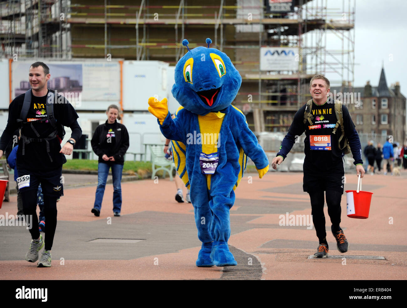 Edinburgh, UK. 31. Mai 2015. Portobello Strandpromenade, Schottland. Jetzt im 13. Jahr findet diese beliebte und immer größer werdende Marathon-Festival statt in Schottlands Hauptstadt Edinburgh Castle als Kulisse. Weiter geht es durch East Lothian. Edinburgh Marathon gesellte Elite Straßenrennen der Welt im Jahr 2012 wird der erste Marathon in Schottland offiziell von der IAAF Leichtathletik Dachverband anerkannt werden. Die IAAF Bronze Label stellt das Rennen unter den Top 75 in der Welt, so dass es ein ganz wichtiges Element des Sportjahres für Läufer. Stockfoto