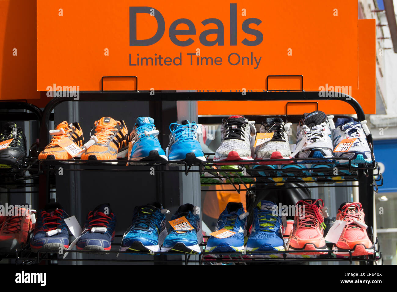 Trainer für den Verkauf auf Rack vor Laden unten Angebote zeitlich Zeichen Stockfoto