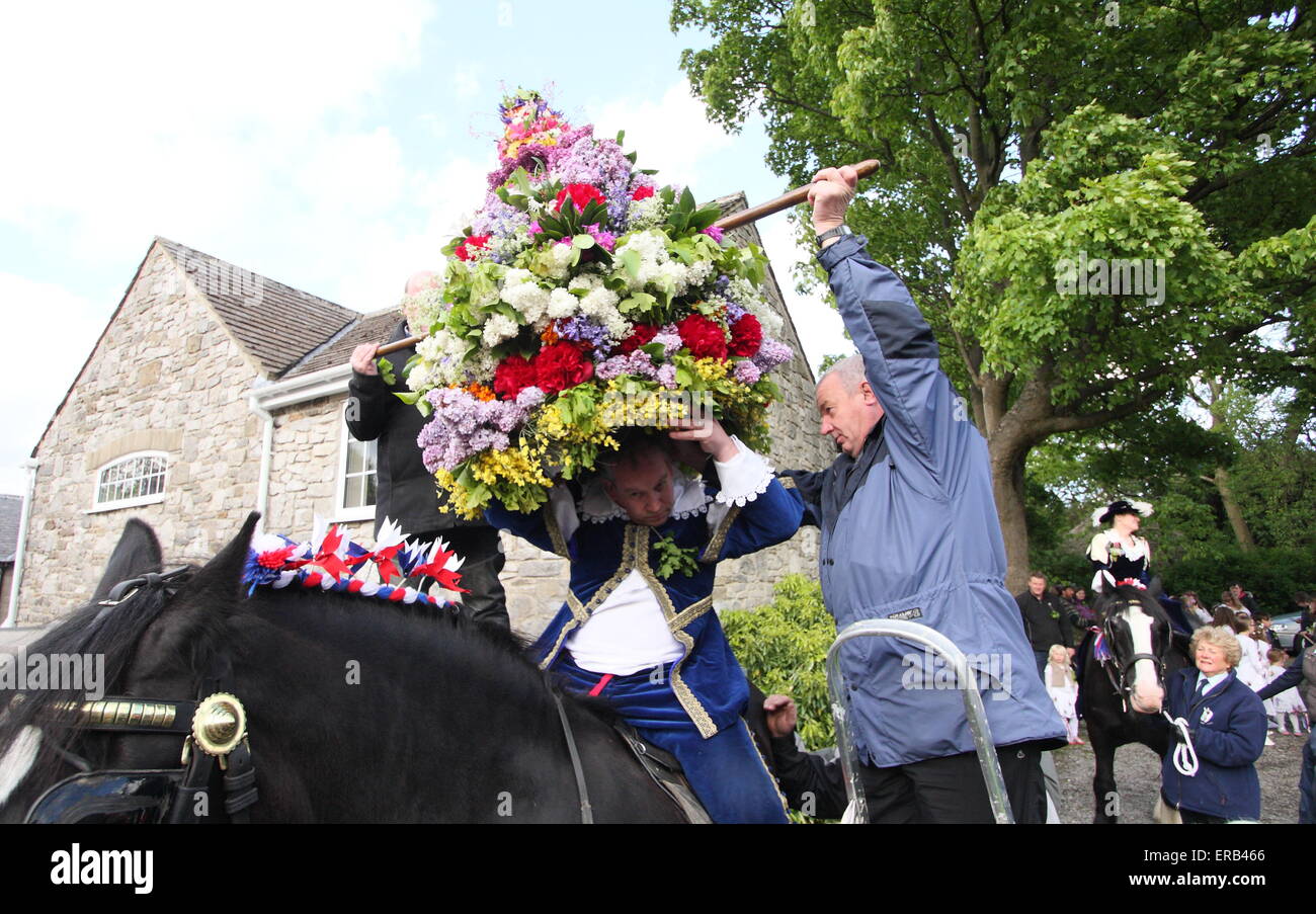 Tragen einen floralen Kopfschmuck Garland König Prozesse durch Castleton im Peak District in der Feier der Eiche Apple Tag UK Stockfoto