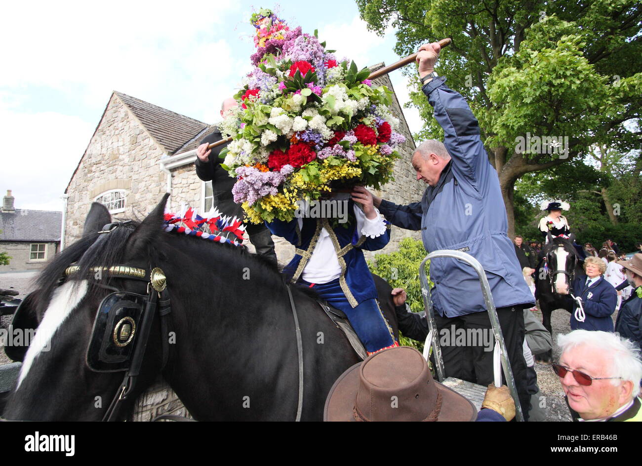 Tragen einen floralen Kopfschmuck Garland König Prozesse durch Castleton im Peak District in der Feier der Eiche Apple Tag UK Stockfoto