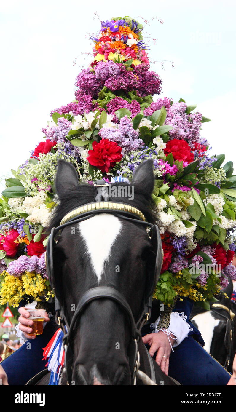 Tragen einen floralen Kopfschmuck Garland König Prozesse durch Castleton im Peak District in der Feier der Eiche Apple Tag UK Stockfoto
