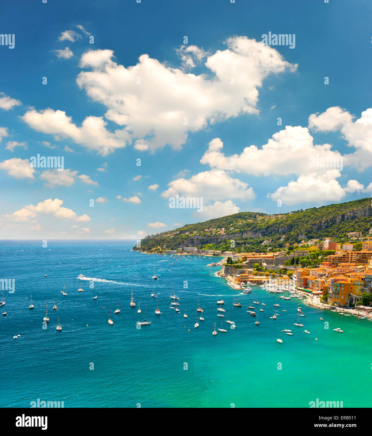 Côte d ' Azur, Mittelmeer. Blick auf Luxus-Resort und Küstenabschnitten von Villefranche von Nizza. Sommer-Ferien-Hintergrund mit b Stockfoto