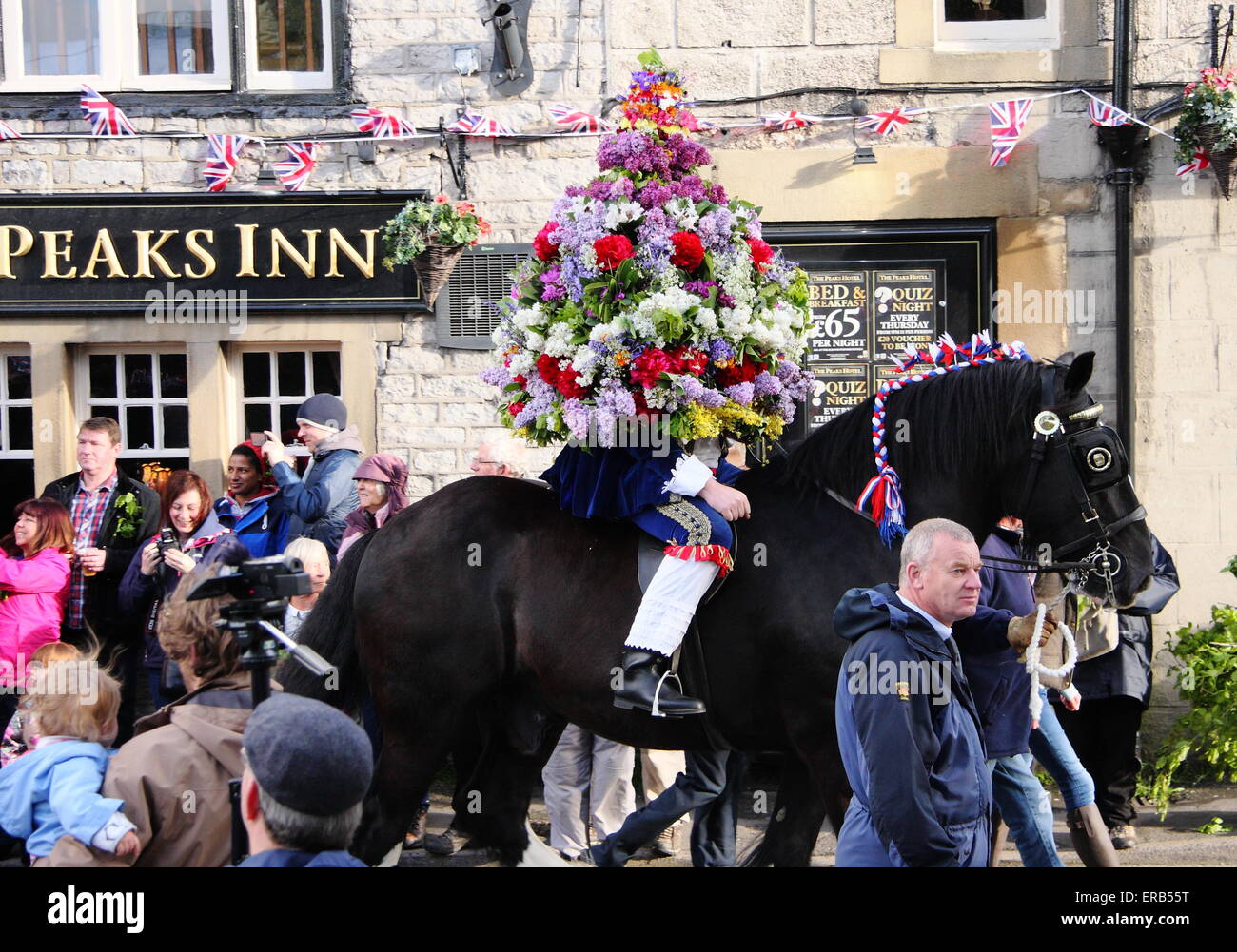 Tragen einen floralen Kopfschmuck Garland König Prozesse durch Castleton im Peak District in der Feier der Eiche Apple Tag UK Stockfoto