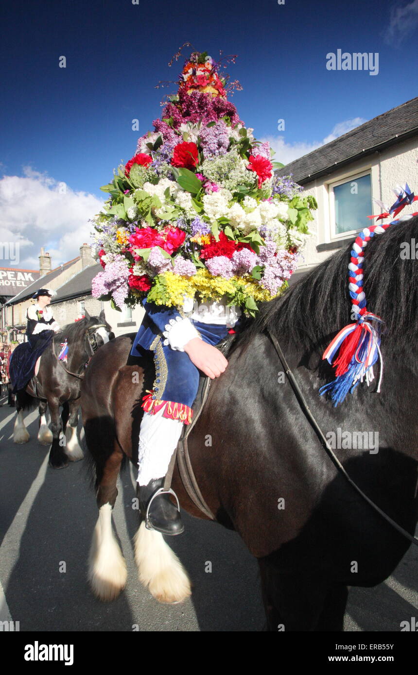 Tragen einen floralen Kopfschmuck Garland König Prozesse durch Castleton im Peak District in der Feier der Eiche Apple Tag UK Stockfoto