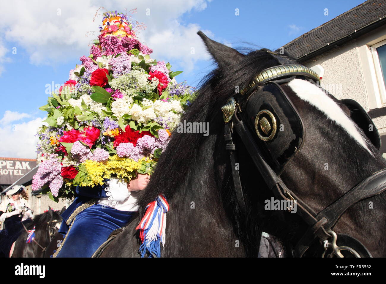 Tragen einen floralen Kopfschmuck Garland König Prozesse durch Castleton im Peak District in der Feier der Eiche Apple Tag UK Stockfoto