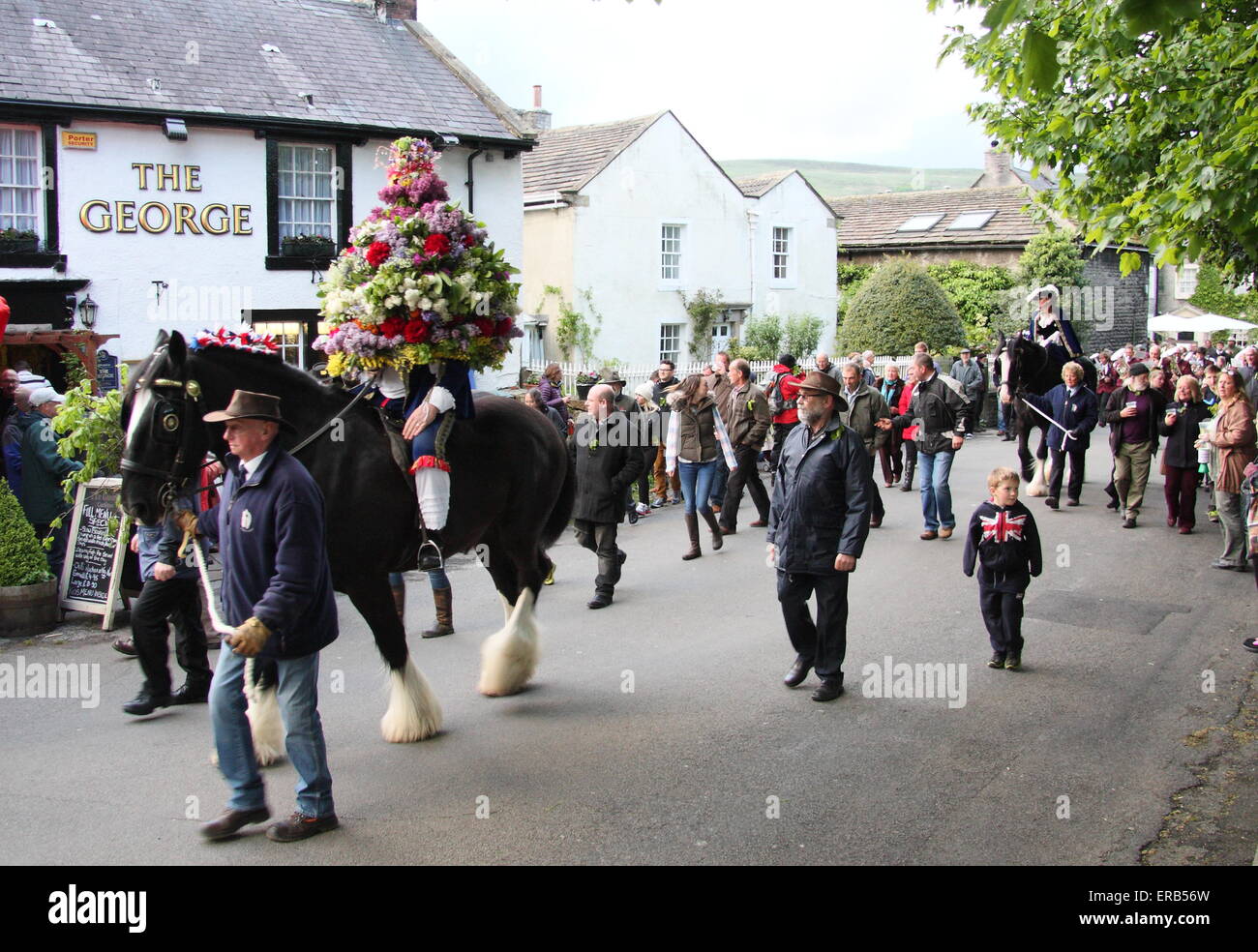 Tragen einen floralen Kopfschmuck Garland König Prozesse durch Castleton im Peak District in der Feier der Eiche Apple Tag UK Stockfoto