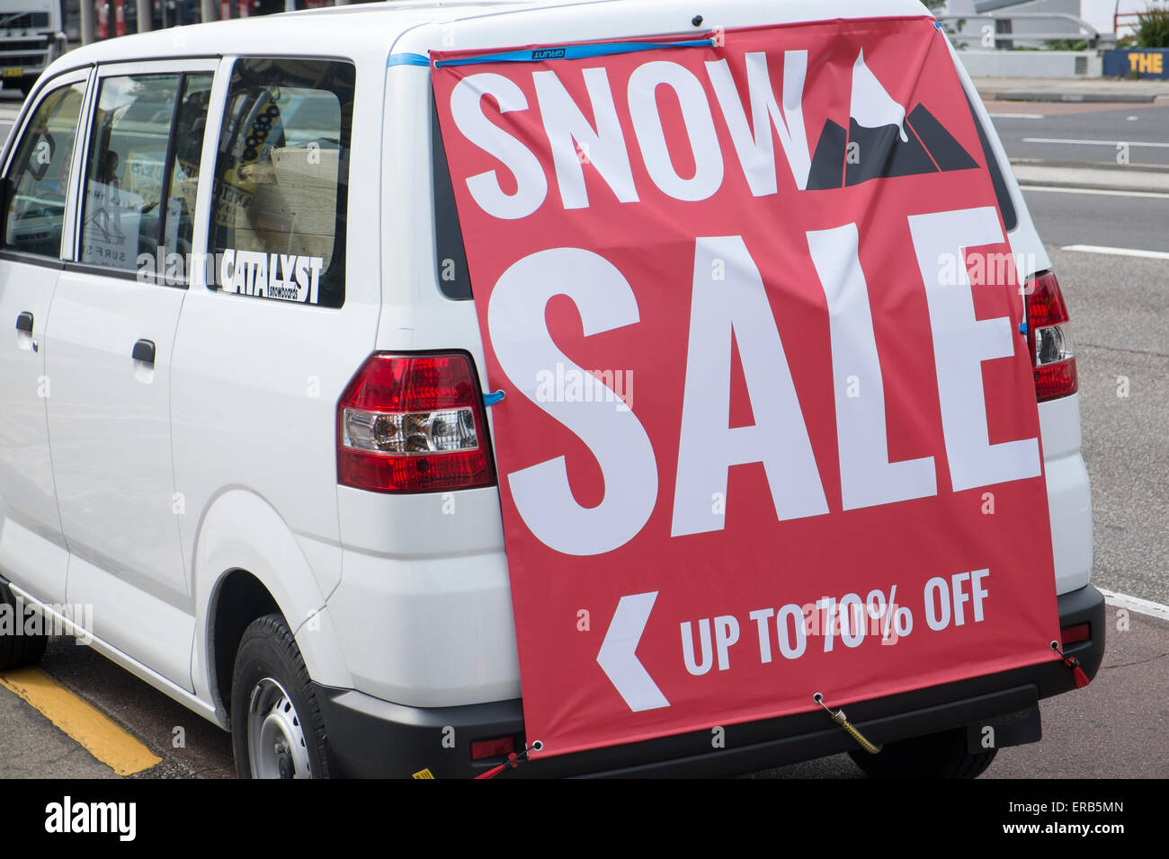 Werbung für einen Ski-Kleidung-Schnee-Verkauf in Brookvale, Sydney, Australien Stockfoto
