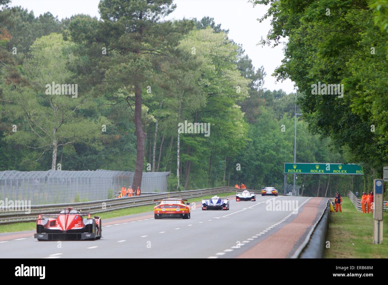 Le Mans, Frankreich. 31. Mai 2015. Le Mans 24 Stunden offiziellen Testtag. Ein Zug der Autos Rennen nach unten in das Waldstück. © Aktion Plus Sport/Alamy Live-Nachrichten Stockfoto