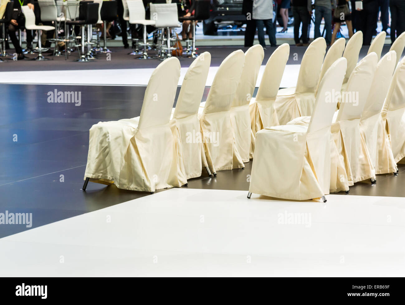 Stuhl mit weißen Deckel vor der kleinen Bühne. Stockfoto