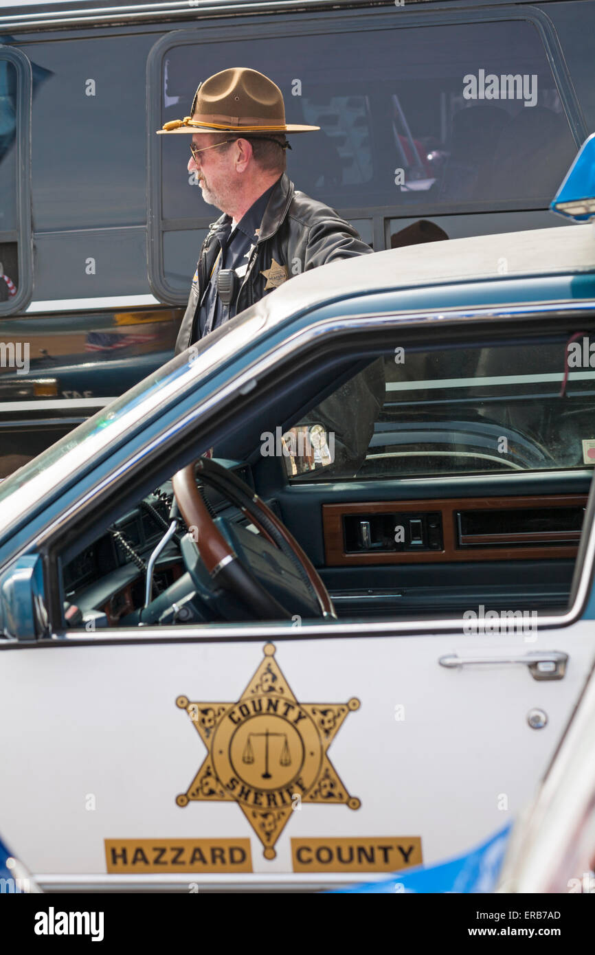 Hazzard County county Sheriff Fleetwood Sixty Special Cadillac Auto und Sheriff in Bournemouth Räder Festival Stockfoto