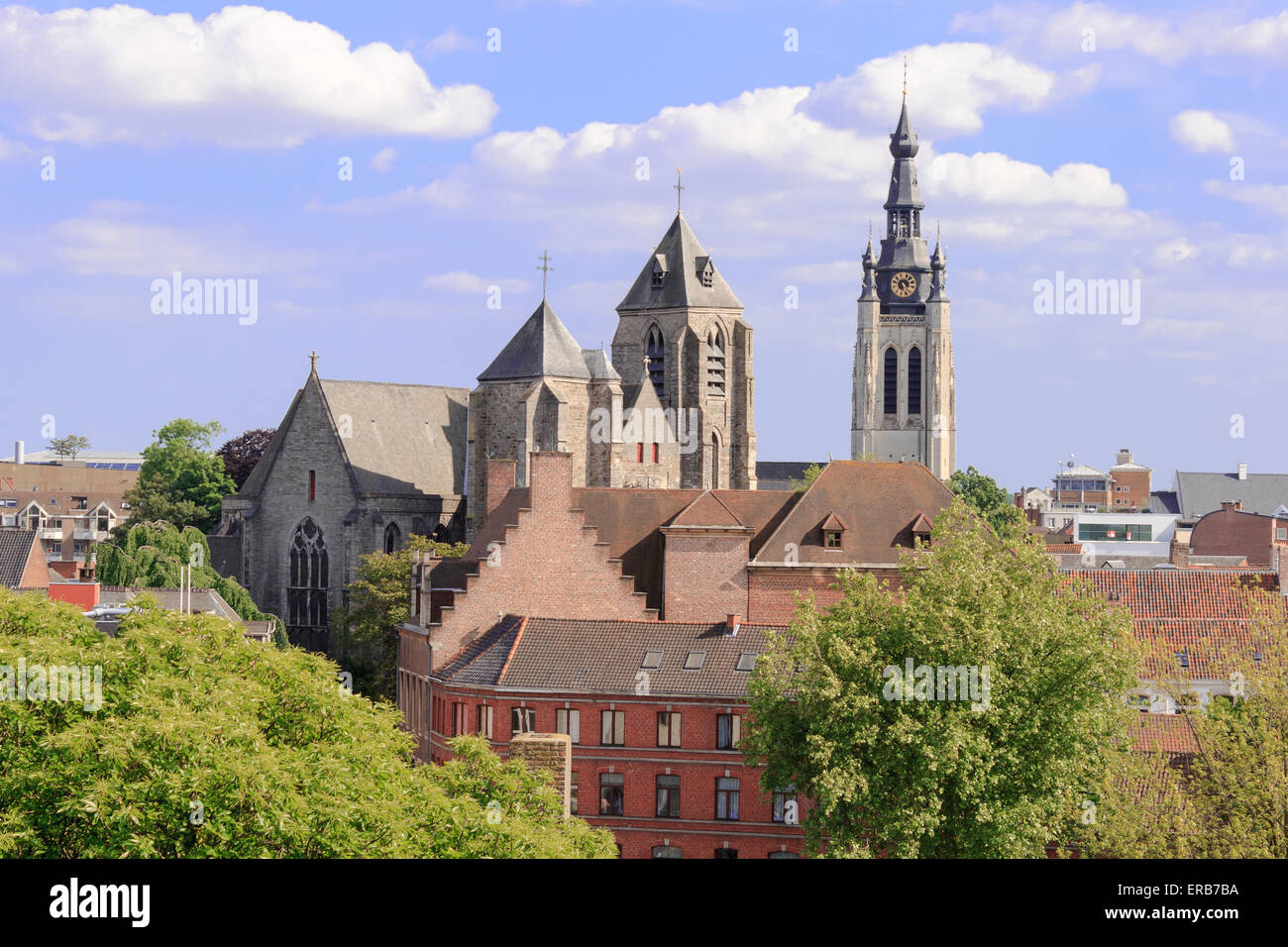 Luftaufnahme der Kirche der Stadt Kortrijk in Flandern, Belgien Stockfoto