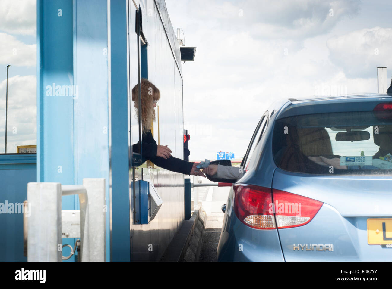 Englischen Auto Barzahlung an eine französische Mautstelle auf der Autobahn autoroute Stockfoto