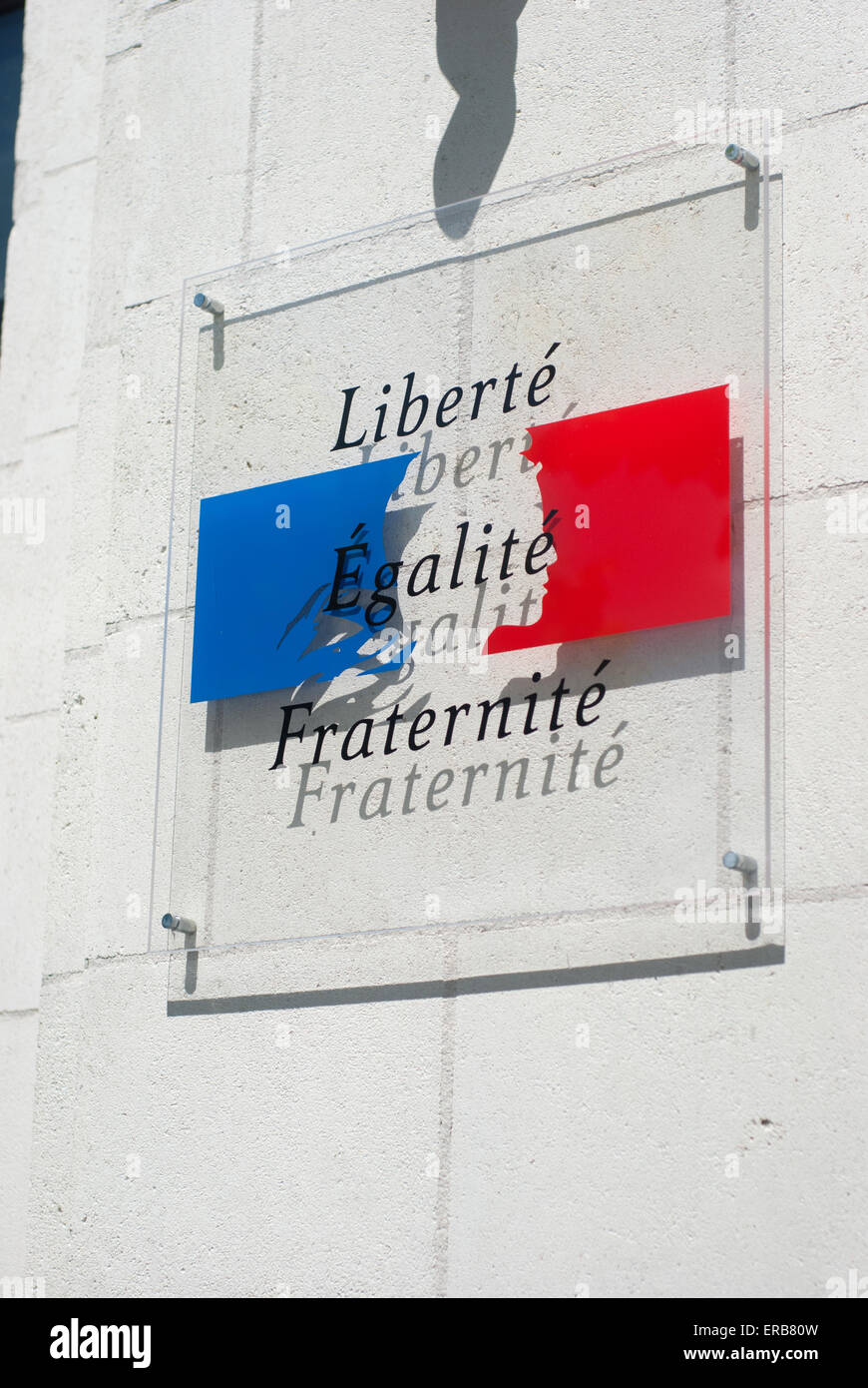 Liberté Egalité Fraternité Zeichen außerhalb eines französischen öffentlichen Gebäudes Stockfoto