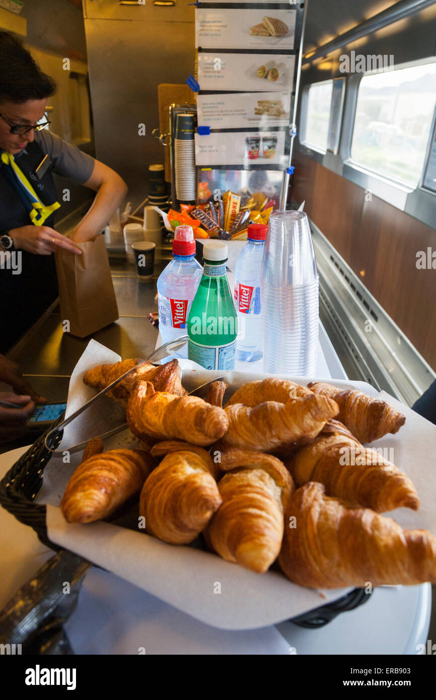 Anzeige von Gebäck im Buffet Wagen auf der Eurostar-Zug ab Paris (Brüssel). Stockfoto