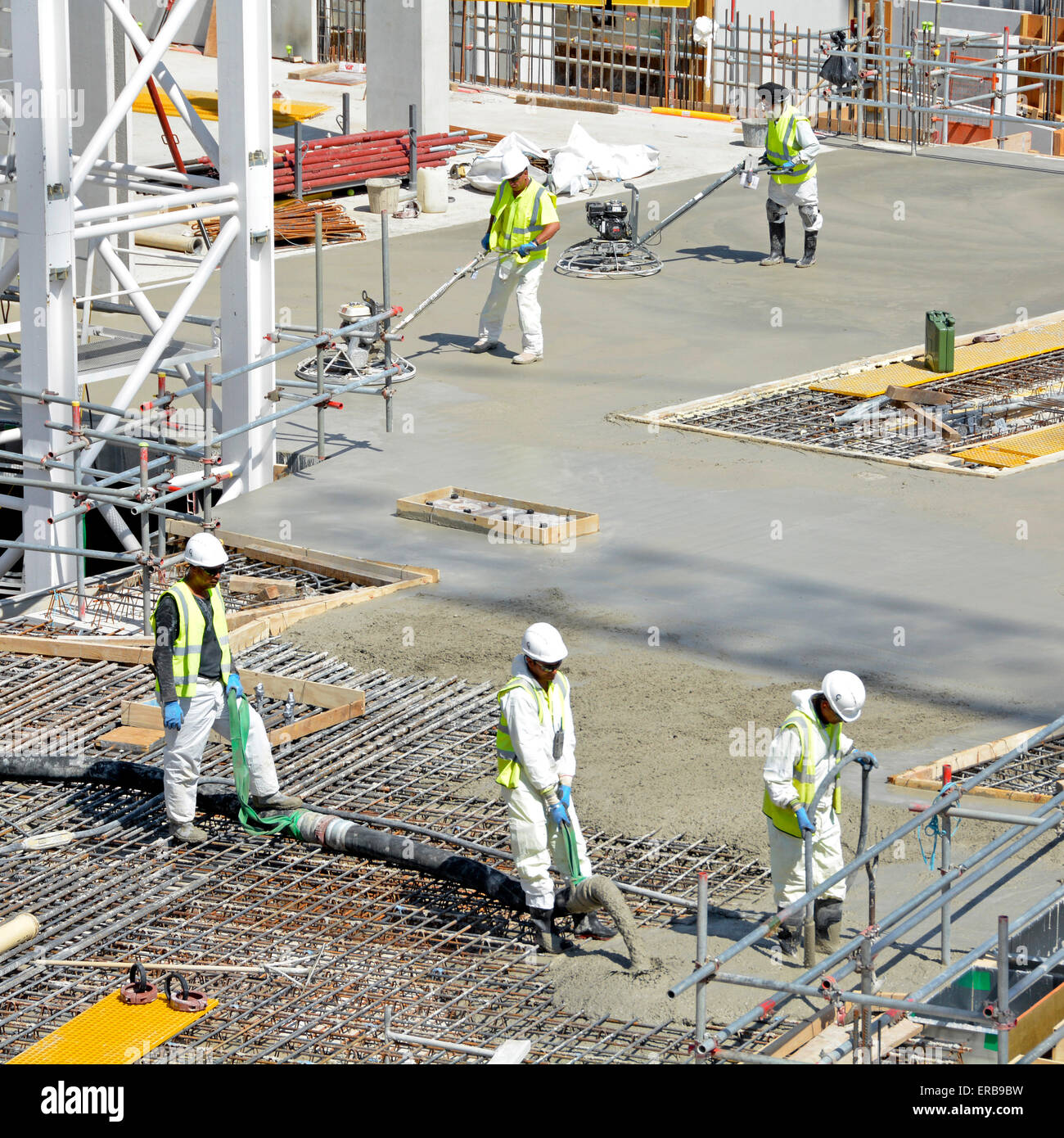 Bauindustrie Ort & vibrieren gepumpten Beton in die Verstärkung mit Power Float Arbeiter Fertigstellung glatte Bodenplatte London UK Stockfoto