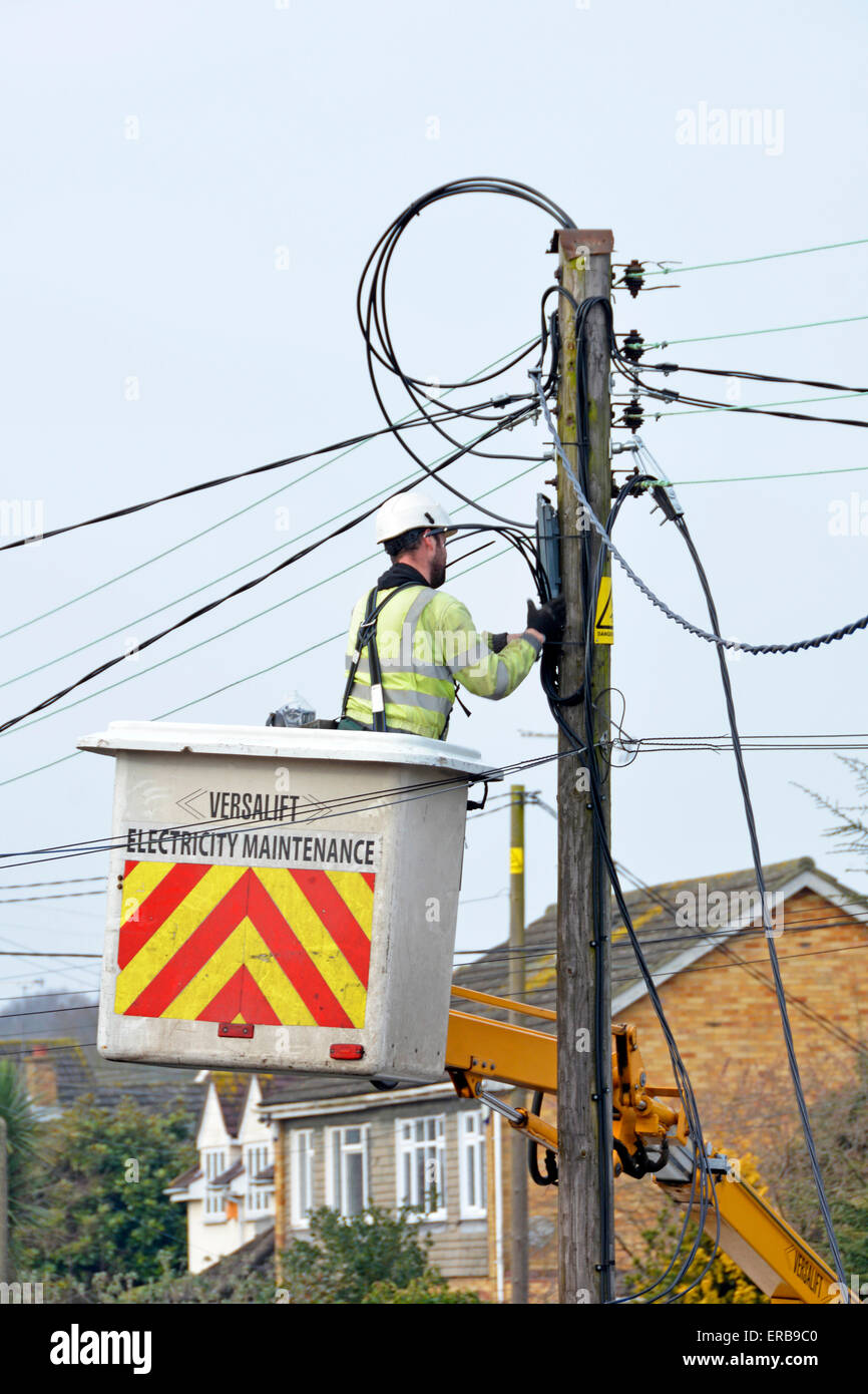 Arbeiter, die einen hydraulischen Hebezeug für Kirschpflücker verwenden, um Wartungstechnikern einen sicheren Zugang zu den Überlandstrom-Stromleitungen England UK zu bieten Stockfoto