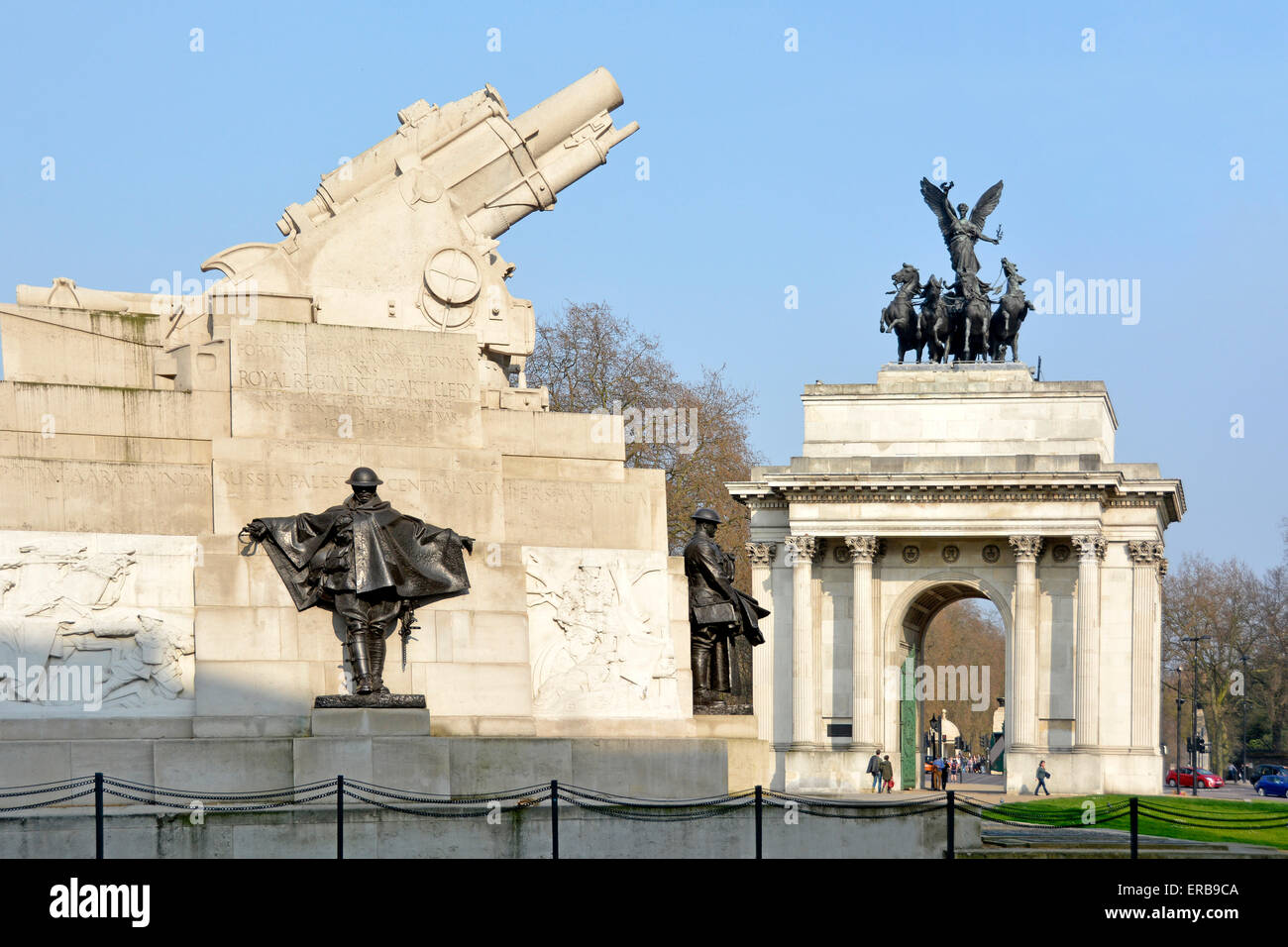 Royal Artillery Gedenkstätte mit Wellington Arch über Hyde Park Corner London England Großbritannien Stockfoto