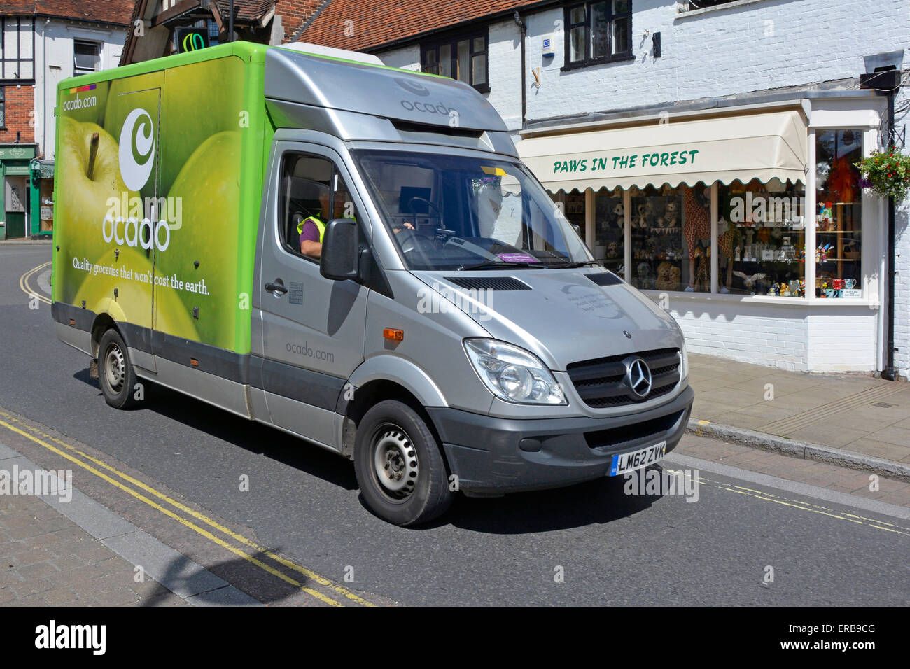 Ocado Lebensmittelgeschäft Lieferwagen fahren auf der Haupteinkaufsstraße in Lyndhurst im New Forest (Einbahnstrasse) Hampshire England Großbritannien Stockfoto