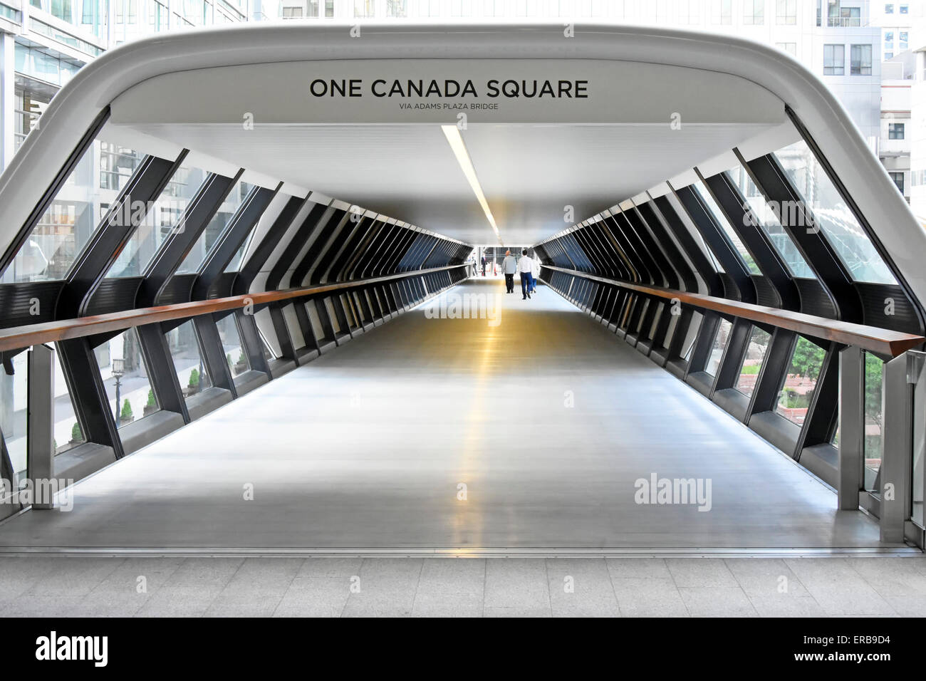 Beiliegende Fußgängerbrücke verbindet neue Crossrail Ort & Bahnhof mit einem Kanada Square Komplex in Canary Wharf Tower Hamlets London England Großbritannien Stockfoto