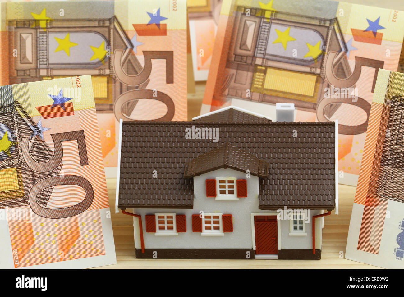 Musterhaus mit Euro-Banknoten Stockfoto