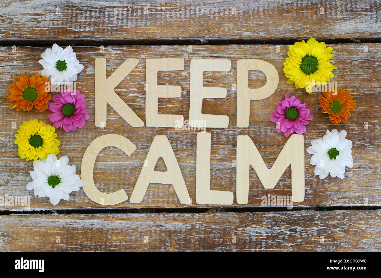 Bewahren Sie Ruhe, geschrieben mit Holzbuchstaben und Santini Blumen Stockfoto