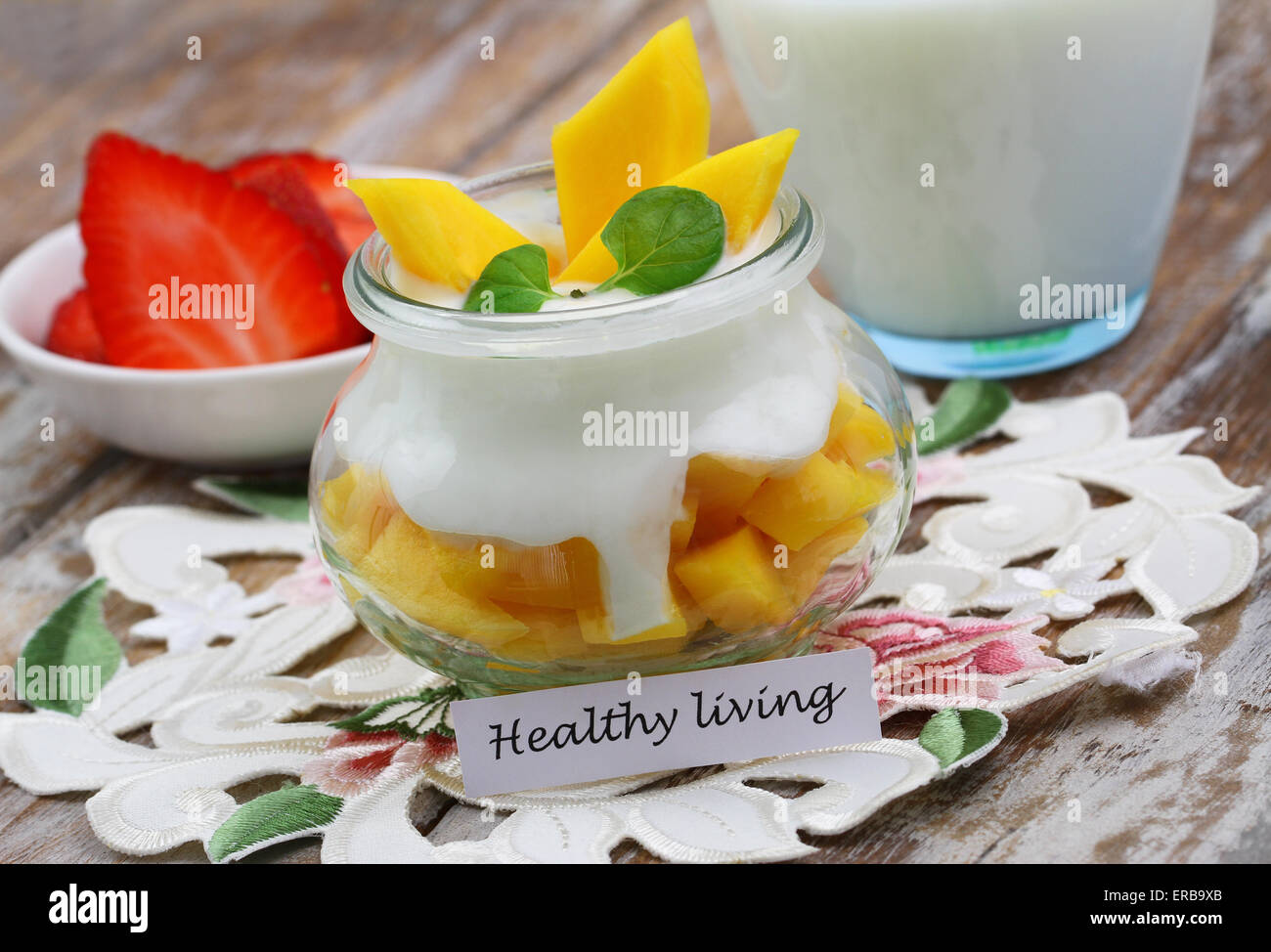 Gesundes Wohnen-Karte mit Mango Joghurt, Erdbeeren und Milch Stockfoto