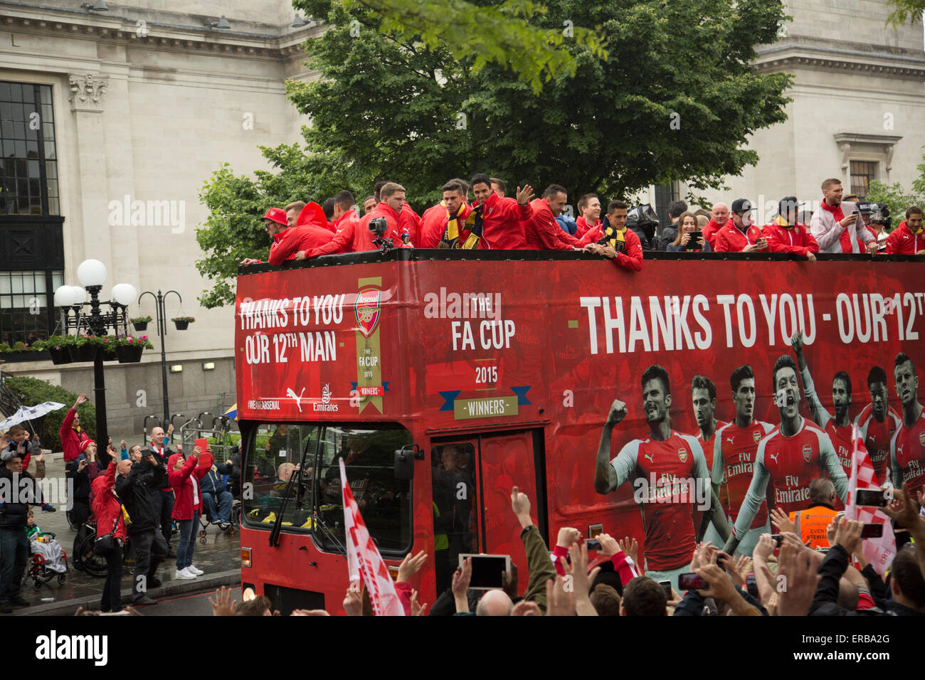 London, UK. 31. Mai 2015. Feiern Sie Arsenal-Spieler ihren 2015 FA Cup gewinnen über Aston Villa mit einer Parade durch Islington, London in einem offenen Doppeldeckerbus. Trotz des Regens jubeln Massen von Fans sie vor Islington Town Hall auf Upper Street. Unter den Spielern sind Wojciech Szczęsny, Per Mertesacker, Tomáš Rosický, Mikel Arteta, Jack Wilshere, Alexis Sánchez, Danny Welbeck, Kieran Gibbs, David Ospina. Bildnachweis: Auf fotografischen Blick/Alamy Live News Stockfoto