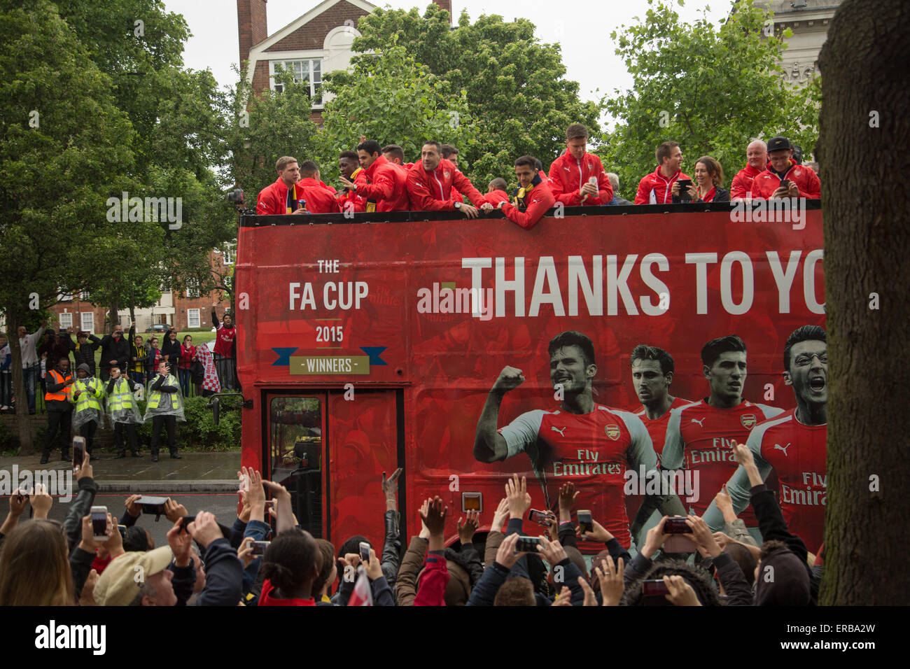 London, UK. 31. Mai 2015. Feiern Sie Arsenal-Spieler ihren 2015 FA Cup gewinnen über Aston Villa mit einer Parade durch Islington, London in einem offenen Doppeldeckerbus. Trotz des Regens jubeln Massen von Fans sie vor Islington Town Hall auf Upper Street. Unter den Spielern sind Wojciech Szczęsny, Per Mertesacker, Tomáš Rosický, Mikel Arteta, Jack Wilshere, Alexis Sánchez, Danny Welbeck, Kieran Gibbs, David Ospina. Bildnachweis: Auf fotografischen Blick/Alamy Live News Stockfoto