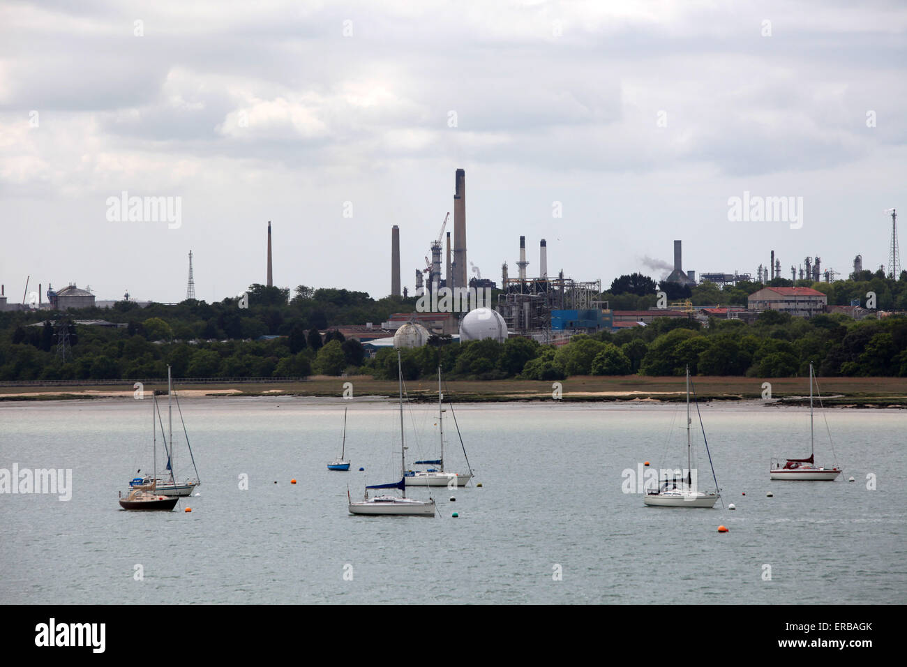 Yachten ankern vor Fawley Raffinerie die größte Ölraffinerie im Vereinigten Königreich Stockfoto